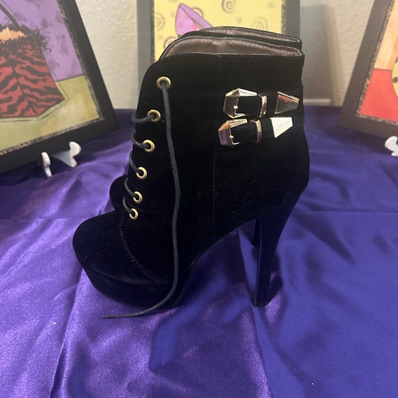 Vero Cuoio Italian Made Black High Heel Bootie. - Picture 4 of 14